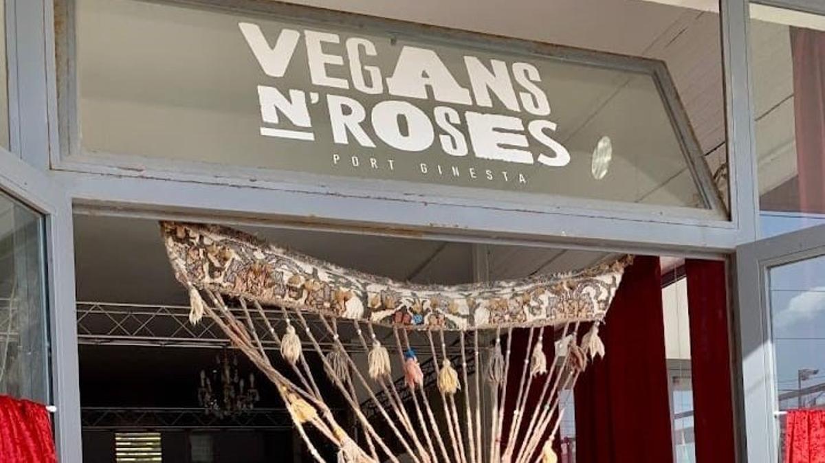 Vegans N' Roses combina comida vegana y música.