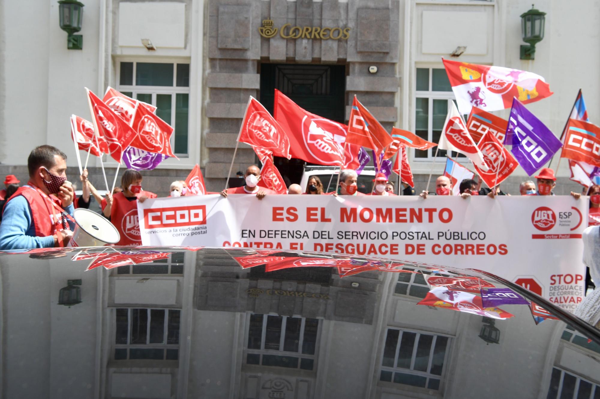 Unos 40 vehículos secundan una caravana contra "el desmantelamiento" de Correos