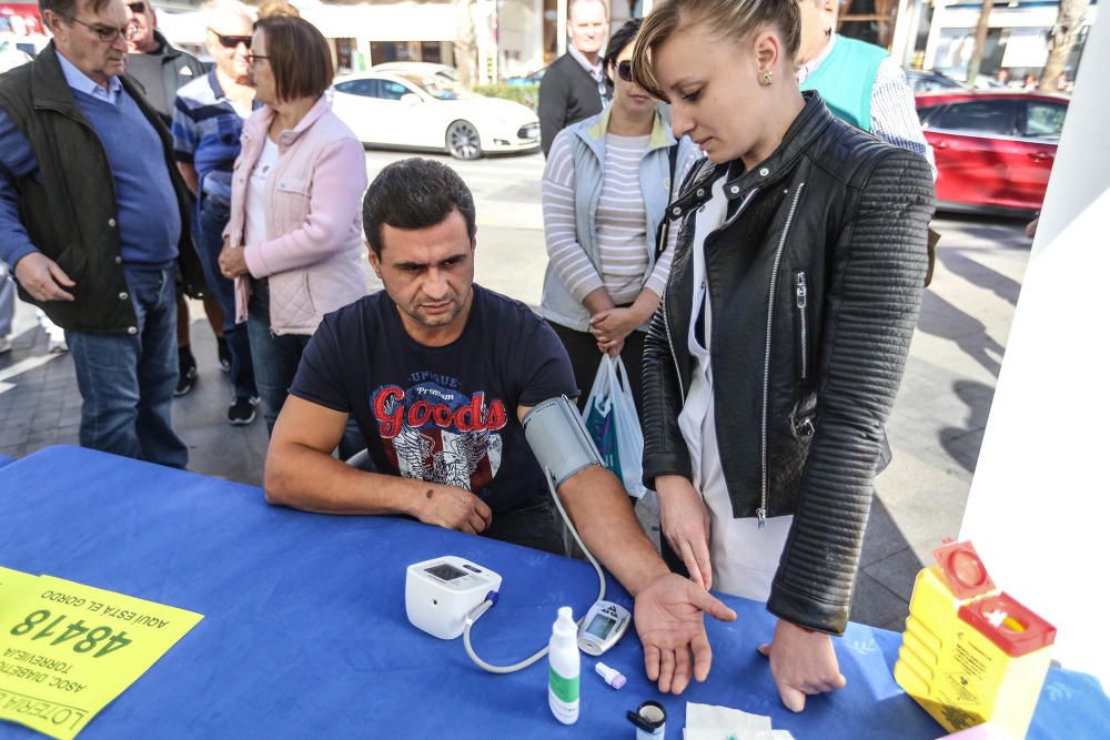 Pruebas gratuitas de prevención, información, charlas y una suelta simbólica de globos azules han conmemorado hoy el Día Mundial de la Diabetes