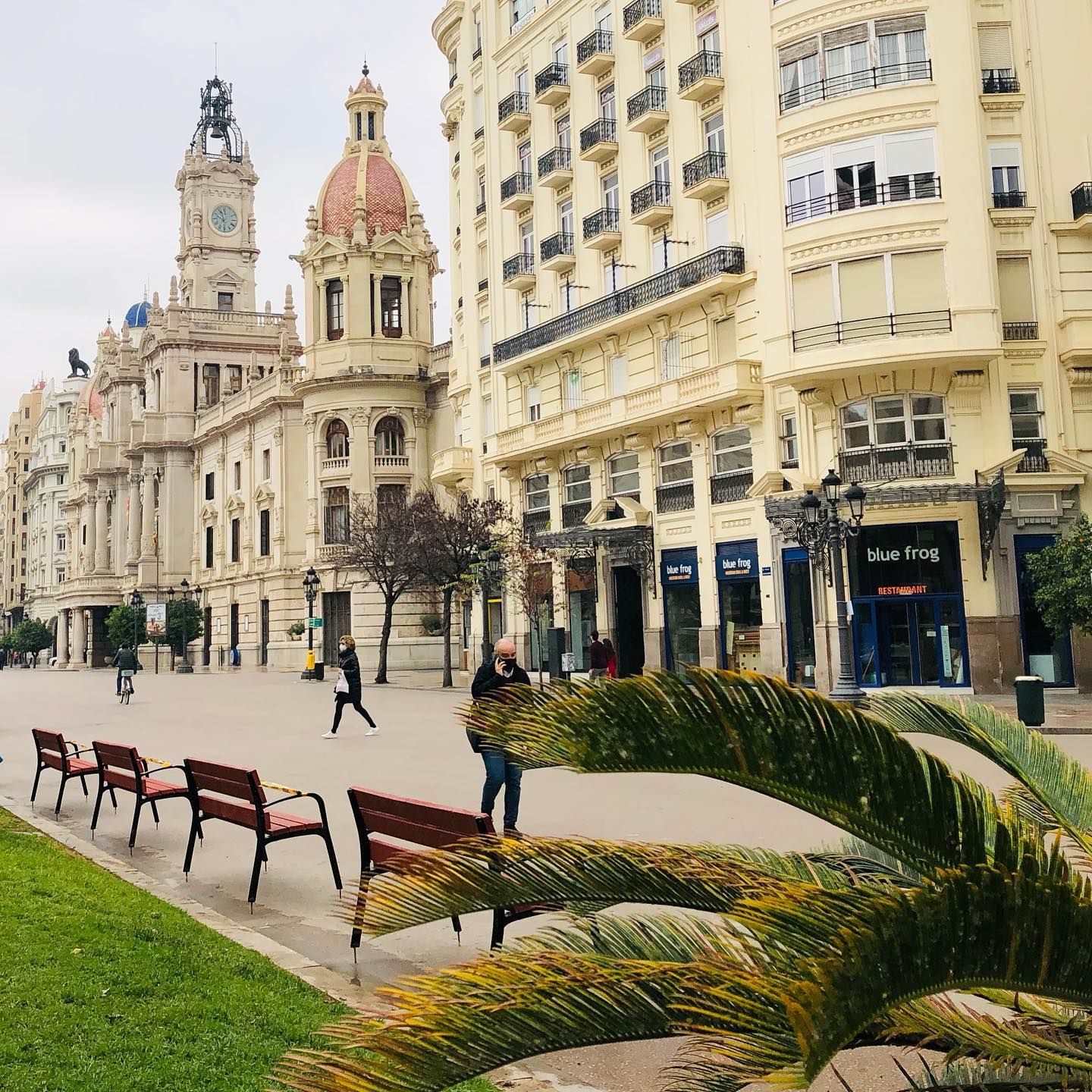 La plaza del Ayuntamiento cuenta con 21 bancos nuevos