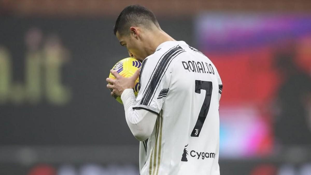Cristiano Ronaldo besando un balón antes de lanzar un penalti con la Juventus
