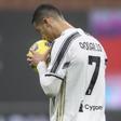 Cristiano Ronaldo besando un balón antes de lanzar un penalti con la Juventus