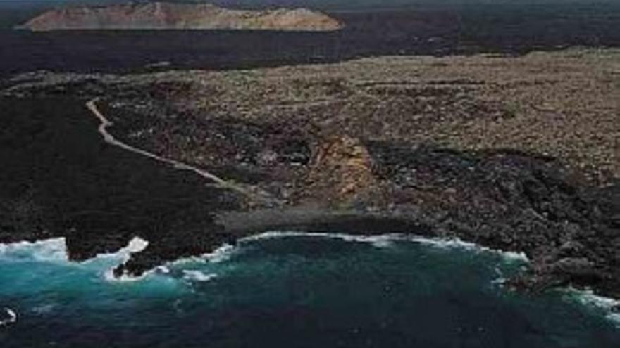 Playa El Paso, con los volcanes al fondo, en el municipio lanzaroteño de Yaiza.