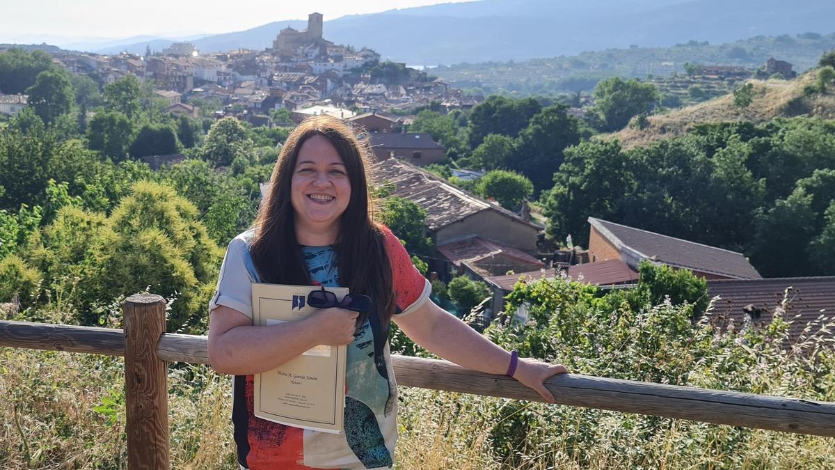 María Antonia García Simón, notario de Hervás, con el pueblo de fondo.