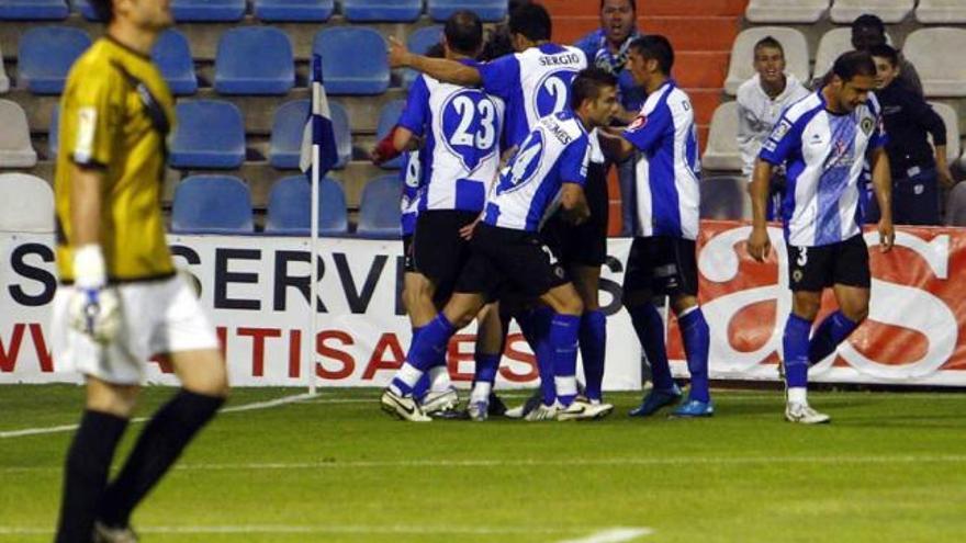 Los jugadores del Hércules celebran un gol al Córdoba la temporada pasada con Navas en primer término.