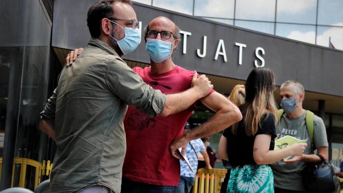 El abogado de la familia Jubany, Benet Salellas, con el hermano de la víctima, Joan Jubany, frente a los Juzgados de Sabadell.