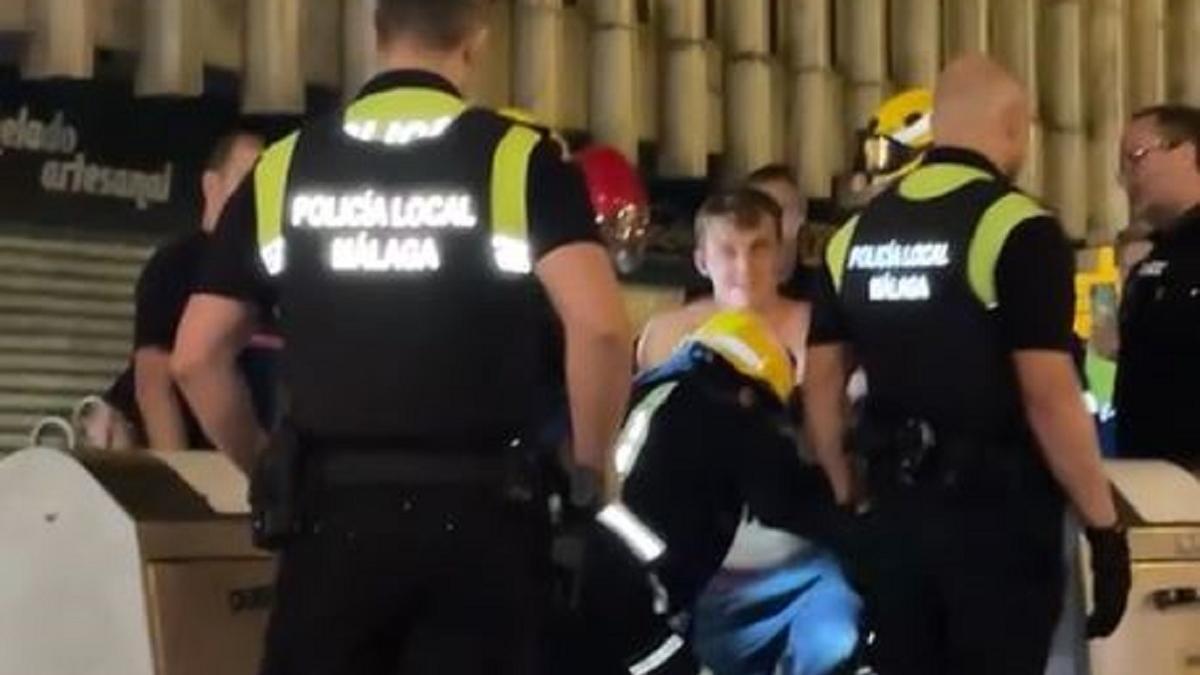 Un joven tiene que ser rescatado de un contenedor subterráneo en el Centro de Málaga