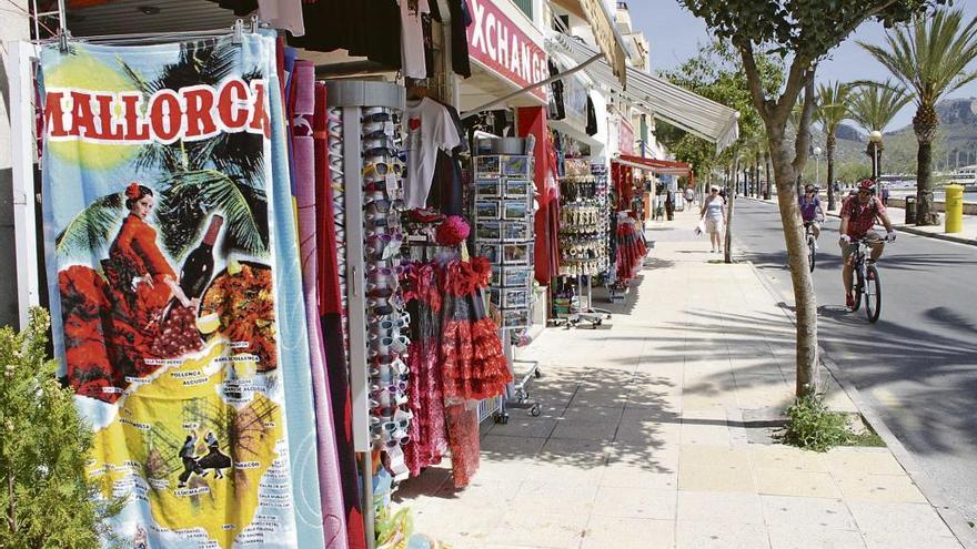 Imagen de archivo de la primera línea del Port de Pollença, una de las zonas comerciales más importantes del municipio.