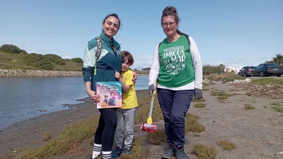 Yolanda Rubio con su hijo Manuel y su madre Pepa, protagonistas del libro, de limpieza en el Guadalhorce.