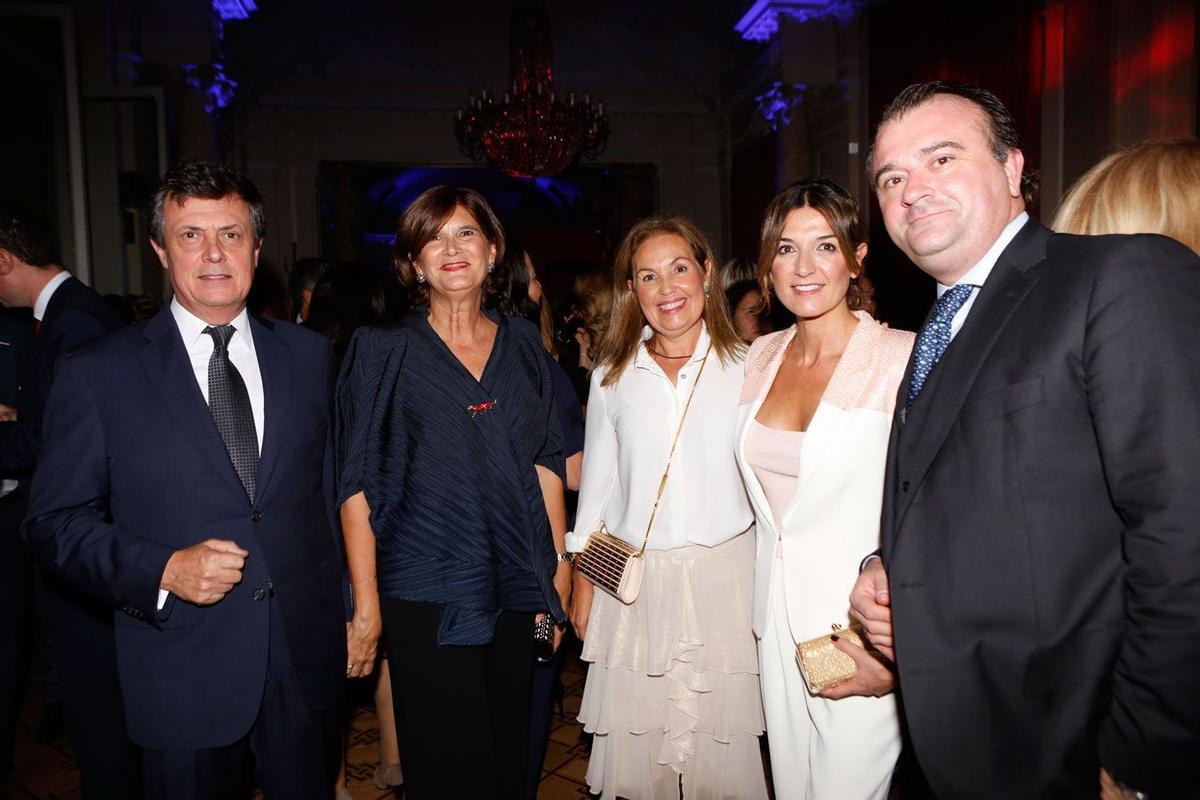 José María Pérez Diestro y su esposa, presidente de Shiseido, Marta Bonilla y Susana Arribas de L'Oréal y  Álvaro Artiach, director general de Sisley, en los Premios Woman