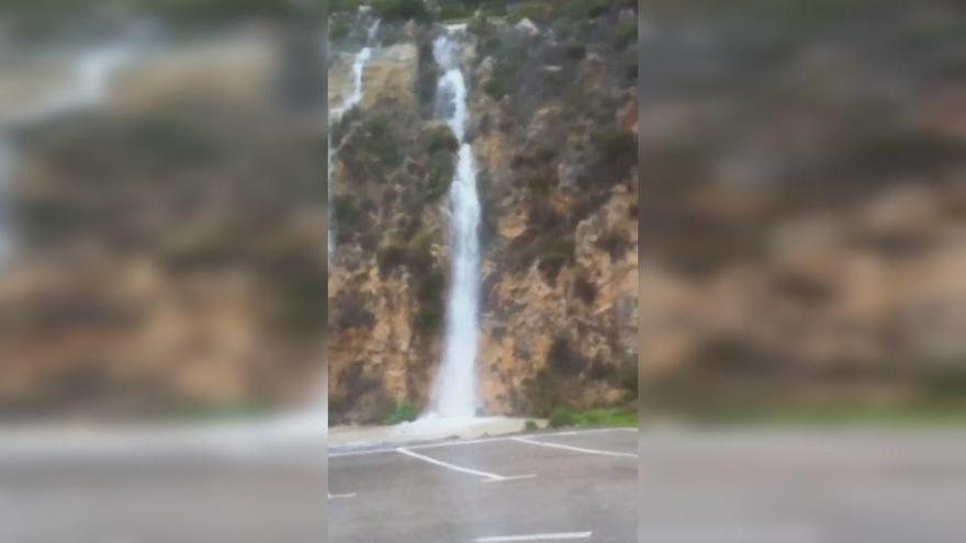 Cataratas en la cala del Moraig de Benitatxell