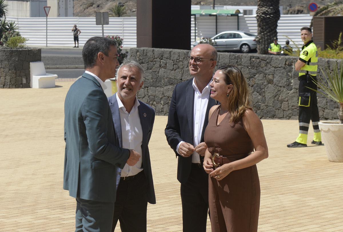 Foto de archivo del presidente Pedro Sánchez (i), el ministro Ángel Víctor Torres, el delegado del Gobierno Anselmo Pestana y la diputada Dolores Corujo en 2022 en Lanzarote.