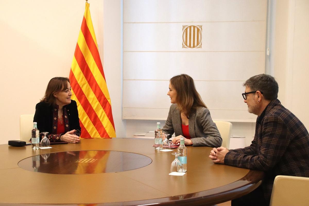 La consellera de Territori, Sílvia Paneque, con la líder de los Comuns en el Parlament, Jéssica Albiach, y el diputado Lluís Mijoler, reunidos en la Generalitat