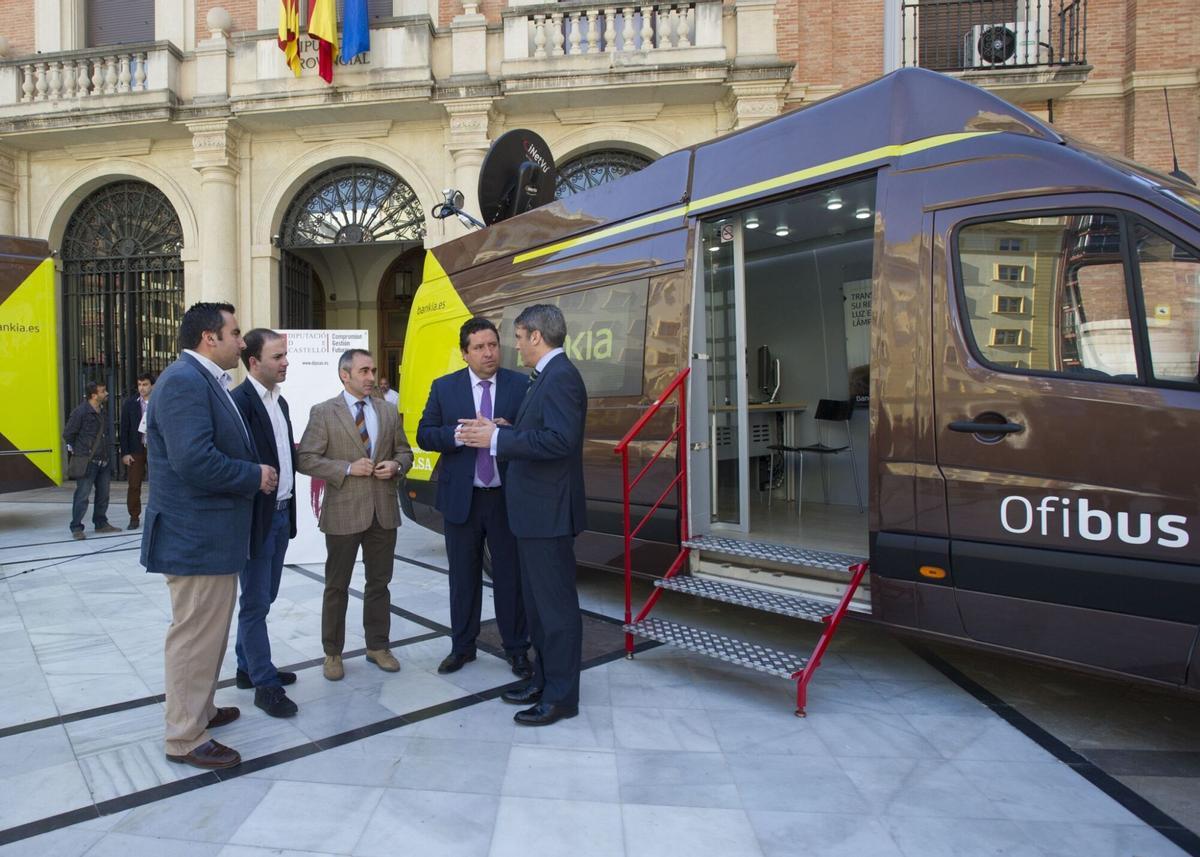 8/4/2014 - CASTELLON - DIPUTACION - FOTO JAVIER VILAR - Bankia presenta el Ofibus que atendera a 25 pueblos del interior de la provincia. En la foto, el presidente de la Diputacion y algunos diputados, con el director territorial de Bankia