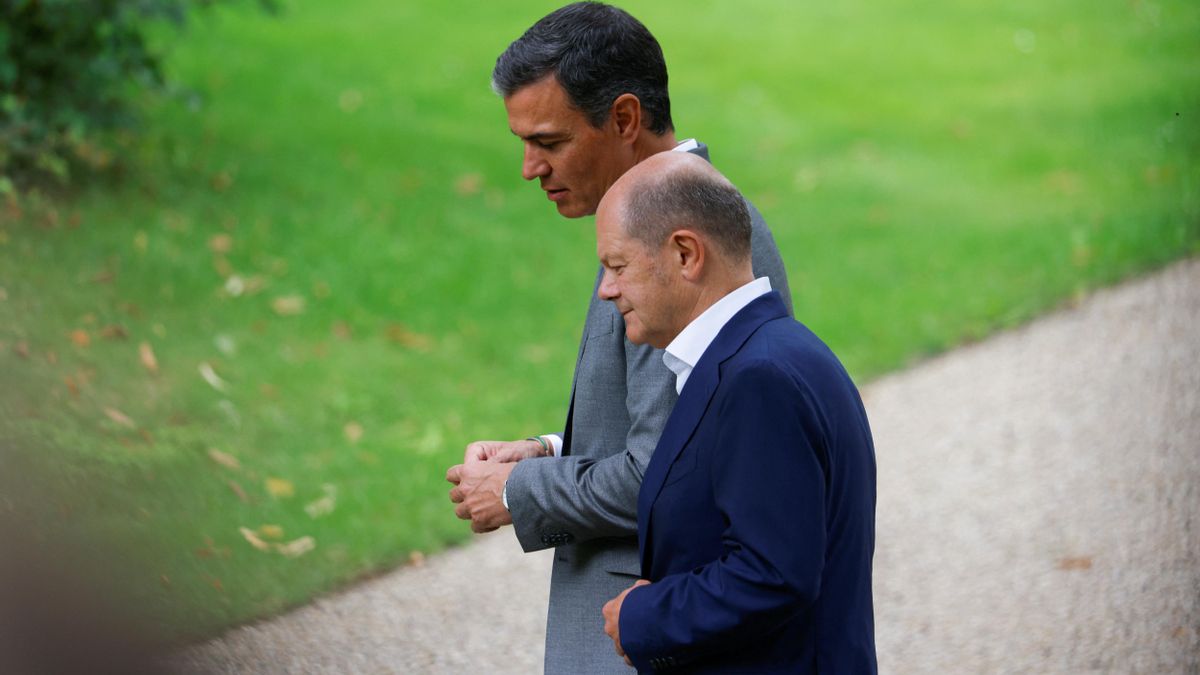 German Chancellor Olaf Scholz welcomes Spanish Prime Minister Pedro Sanchez