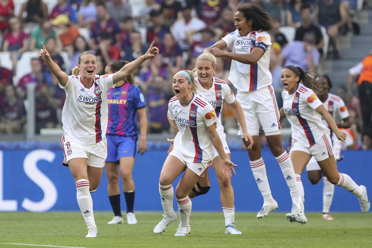 La jugadoras del Lyon celebran el primer gol