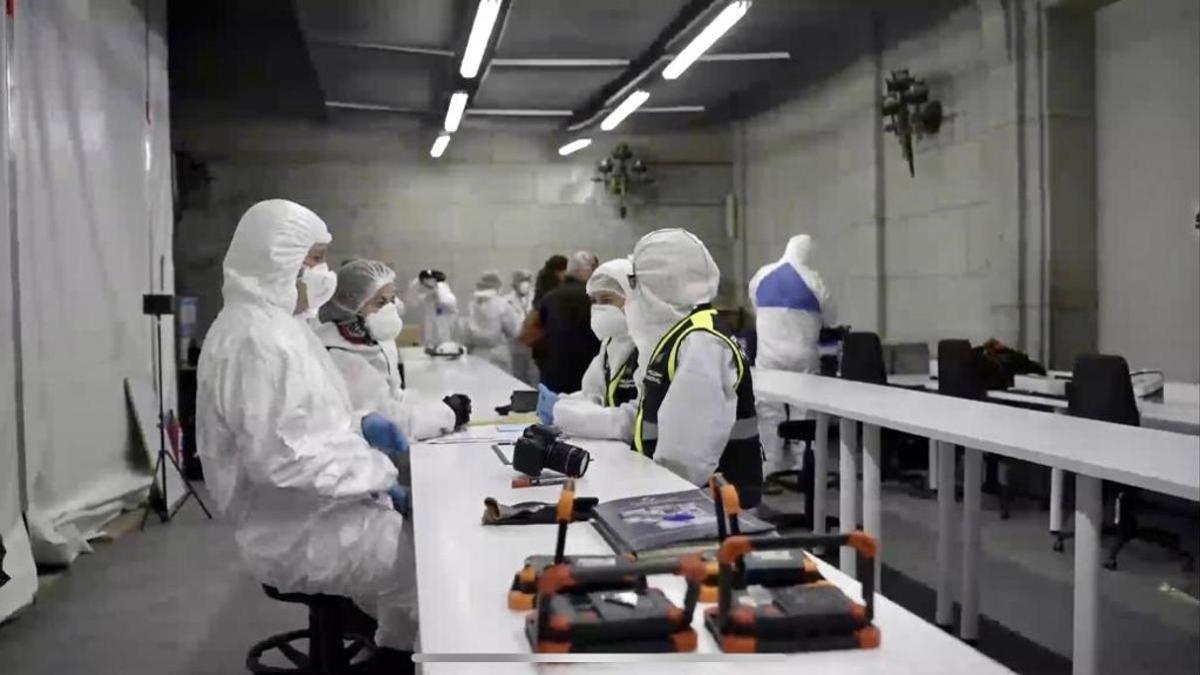 Forenses trabajando en exhumaciones junto a una de las criptas del Valle de los Caídos, el pasado mes de junio.