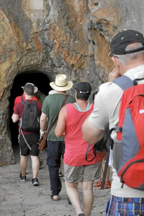 Im Torrent de Pareis, einer der größten Touristenattraktionen der Insel, stapeln sich die Besucher. Seit Wochen schafft keiner den Müll weg, auf der berühmten Serpentinenstraße staut sich der Verkehr, am Ufer haben Taschendiebe leichtes Spiel. Es ist ein Albtraum, sagen die Anwohner.