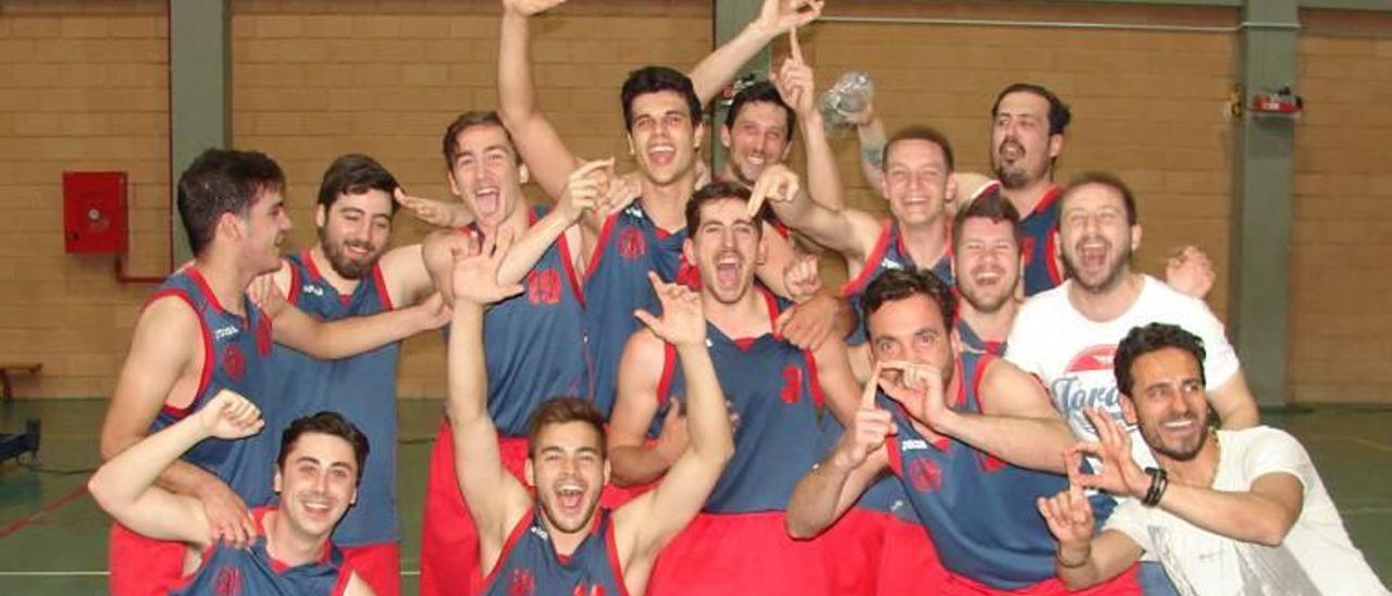 Los jugadores, el cuerpo técnico y la directiva celebró en Aldaia el ascenso de categoría.