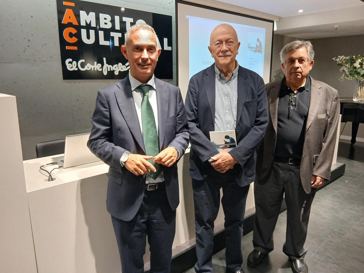 Andrés Ortega junto al periodista Adolfo Plasencia, y Víctor Hernández, director de Relaciones Institucionales de El Corte Inglés.