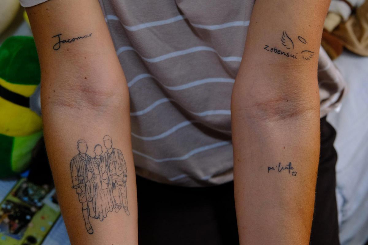 Tatuajes de Arminda con el nombre de sus dos hijos, la frase palante y una silueta de la última romería de Gáldar