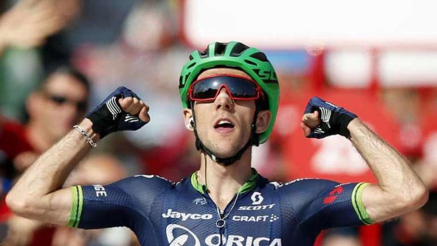 Simon Yates celebra su victoria a su llegada a Luintra, Ourense.