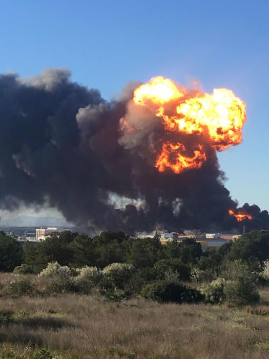 Espectacular incendi en una química de Paterna