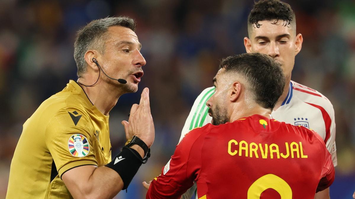 Dani Carvajal protestá al árbitro esloveno Slavko Vincic en el partido ante Italia en esta Eurocopa