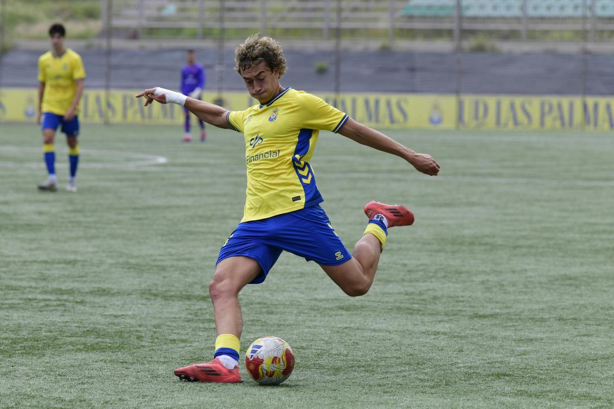 Víctor Villote se prepara para colocar un centro.