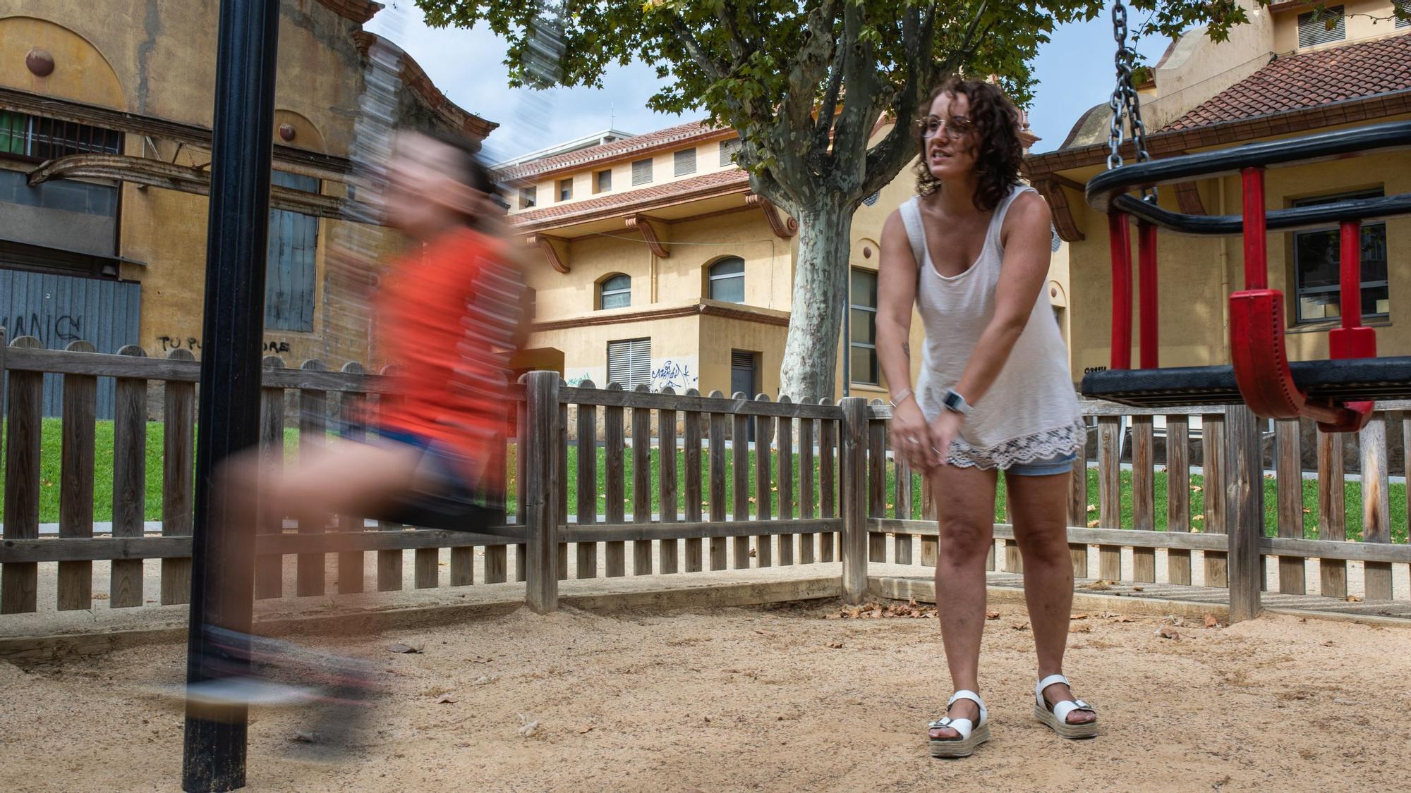 Laura Rincón, jugando en el parque con su hija L, es una madre de dos hijas que sufre de sobrecarga mental