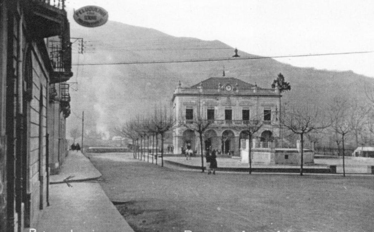 Imagen antigua del Ayuntamiento de Laviana.