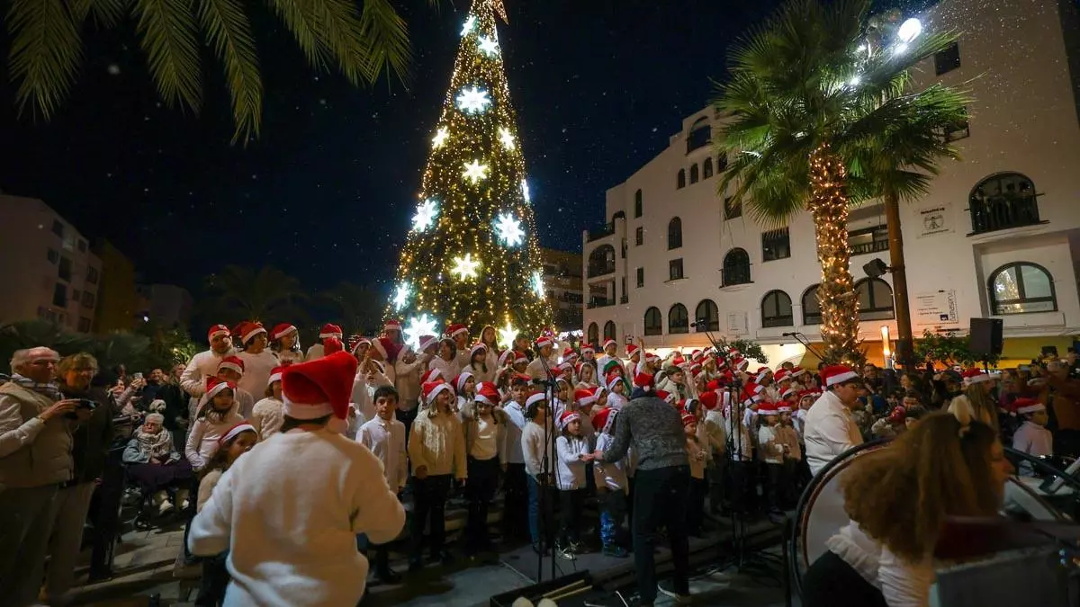 Nieve y música para encender la Navidad en Santa Eulària