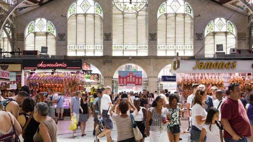 El turismo mantiene vivo el Mercado Central en agosto