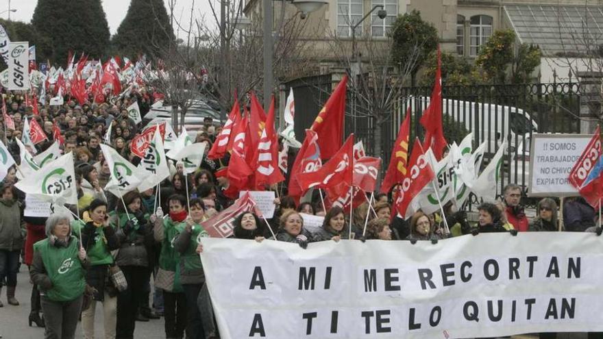 Funcionarios en una protesta en 2012 a las puertas de San Caetano por los recortes a los empleados públicos . x. a.