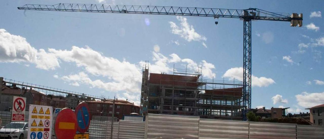 Una grúa en los trabajos de construcción de un edificio en la avenida de Viella.