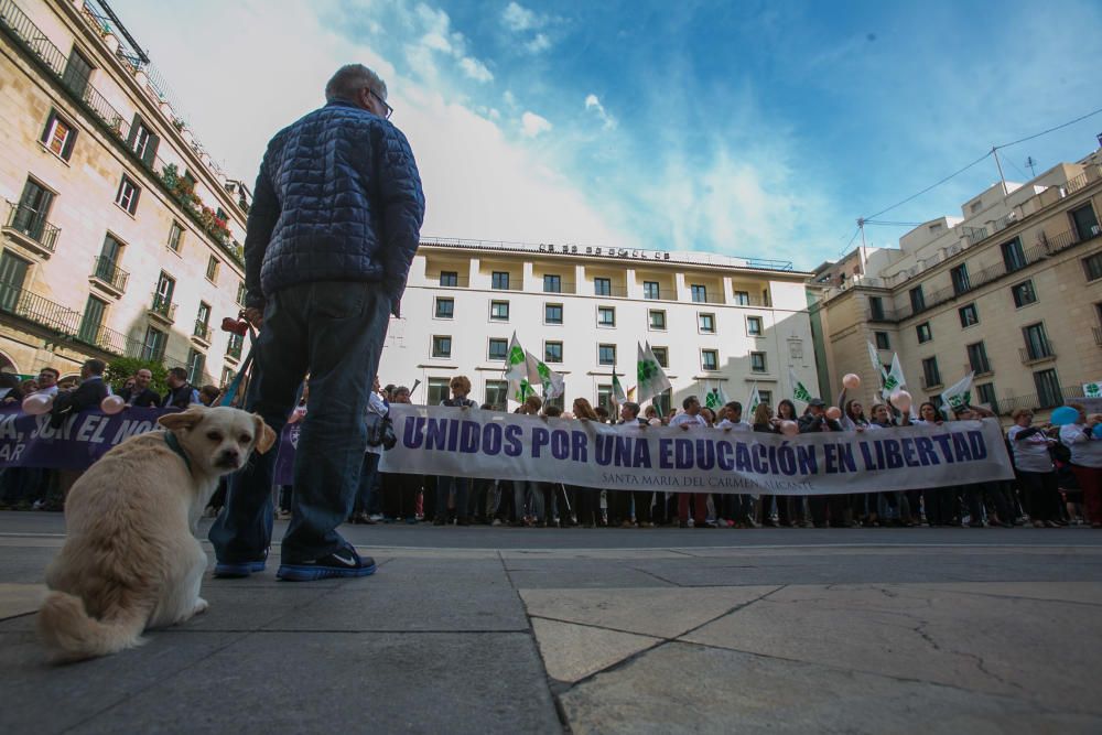 Manifestación en contra de los recortes de aulas en la enseñanza concertada