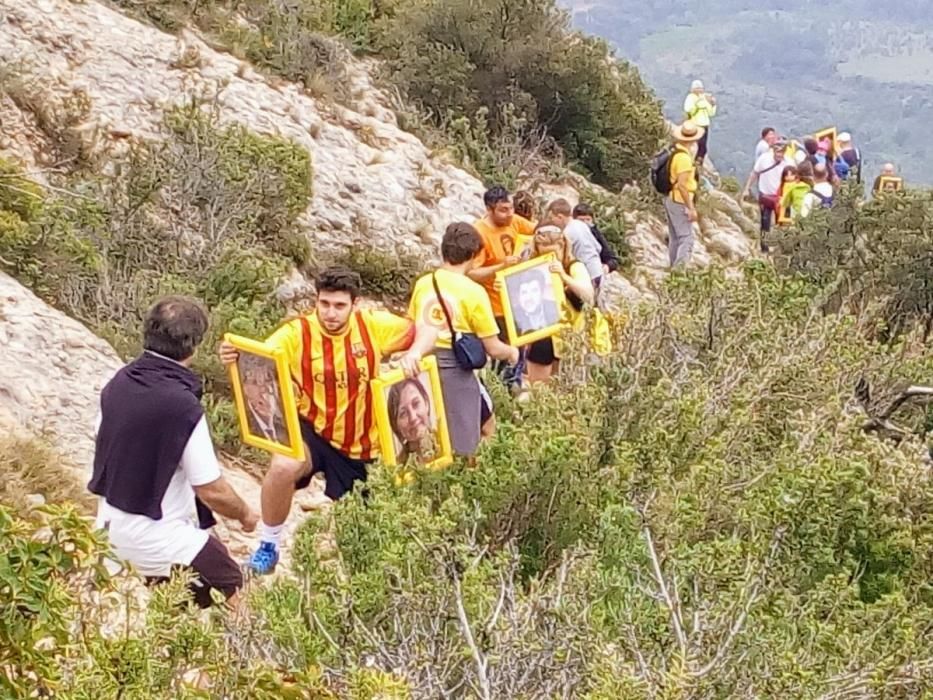 Cadena humana a Montserrat per reclamar l'alliberament dels líders independentistes