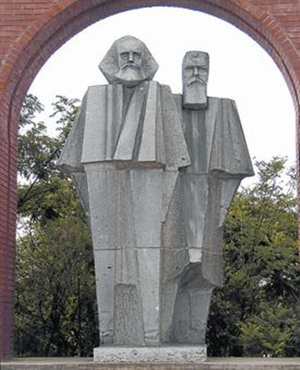 Estatuas de Marx y Engels, en el museo al aire libre de Budapest.