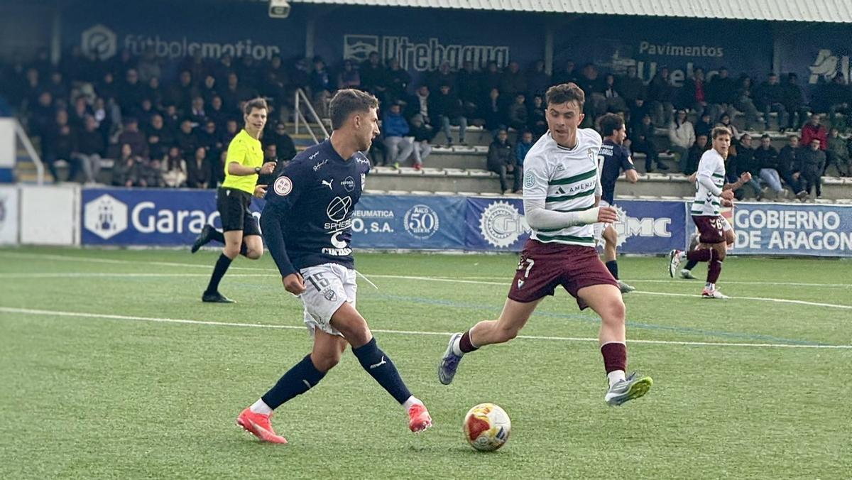 Víctor Sanchís realiza un pase durante el partido ante el Eibar B.