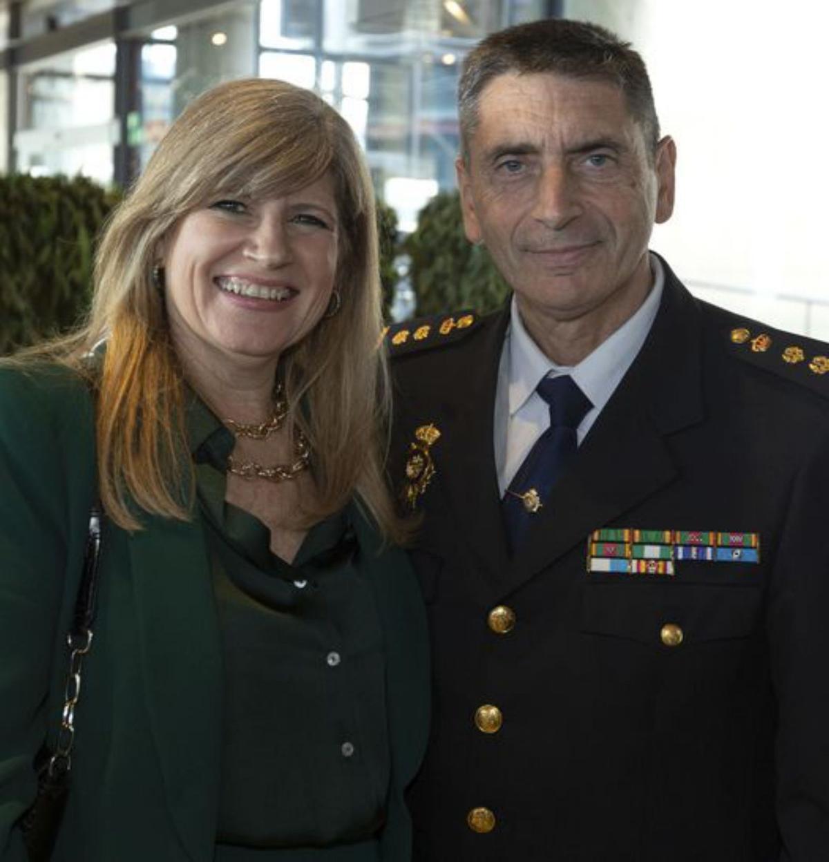 Cristina Rodes y el comisiario de Seguridad Ciudadana Ángel Neira.