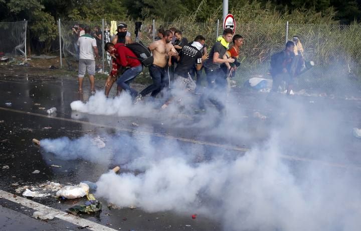 Hungría usa gas lacrimógeno contra los refugiados