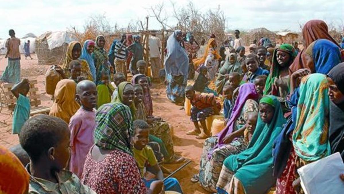 Un grupo de mujeres y niños aguarda a cargar agua en bidones en el campo de refugiados de Dadaab, en Kenia, la semana pasada.