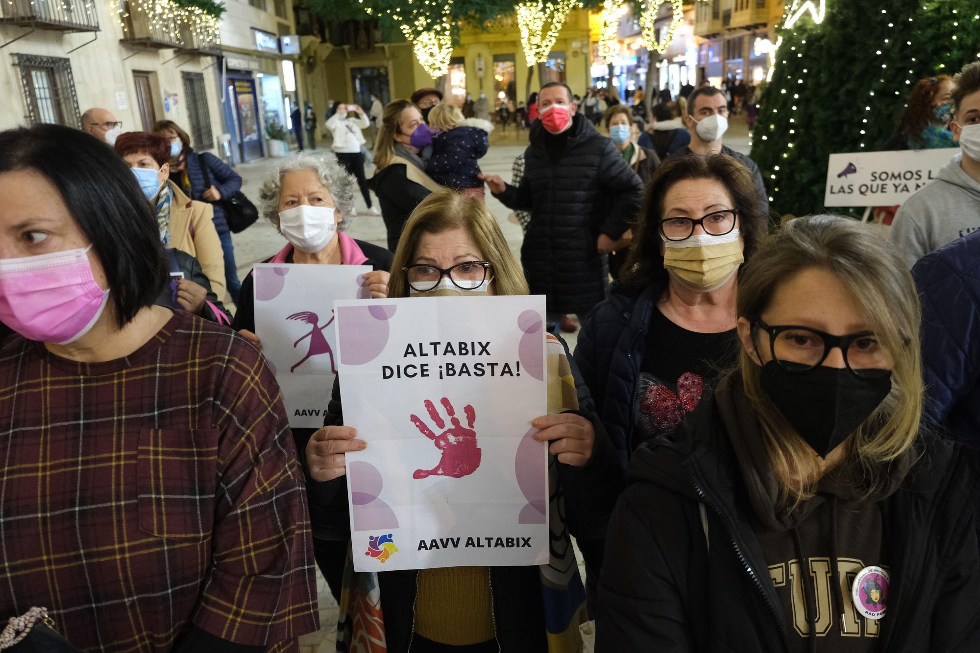 Concentración de repulsa por el asesinato de Yolanda en Elche. Familiares de la joven acudieron al emotivo acto en la Plaza de Baix