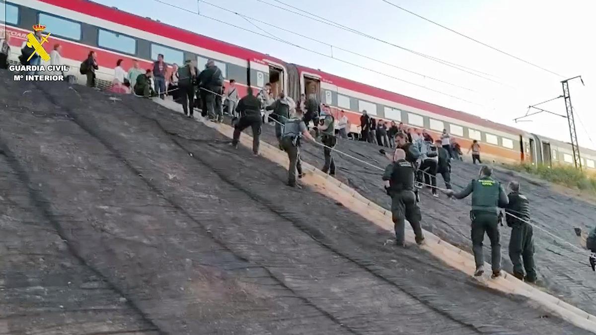 La Guardia Civil rescató ayer con cuerdas a 390 personas atrapadas en un tren en Valencia