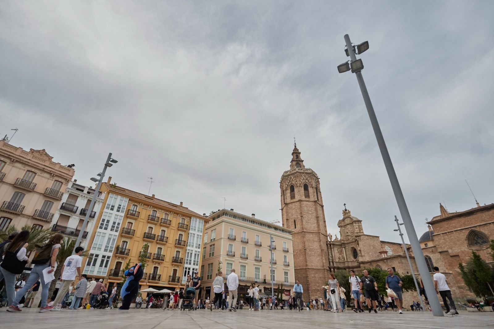 La plaza de la Reina continúa sin toldos pese a la ola de calor en València