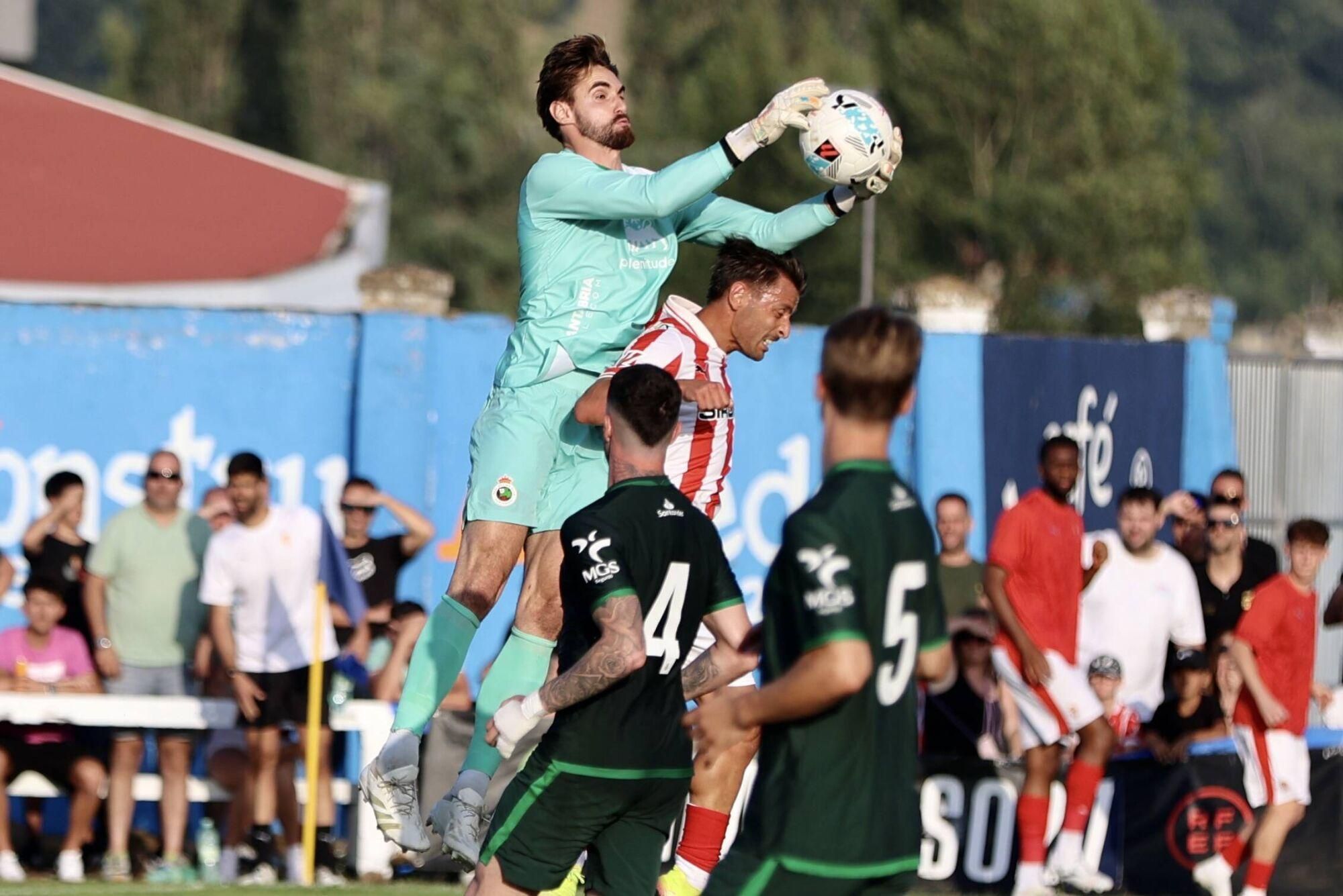 EN IMÁGENES: Amistoso de pretemporada en Grado entre Sporting y Racing de Santander