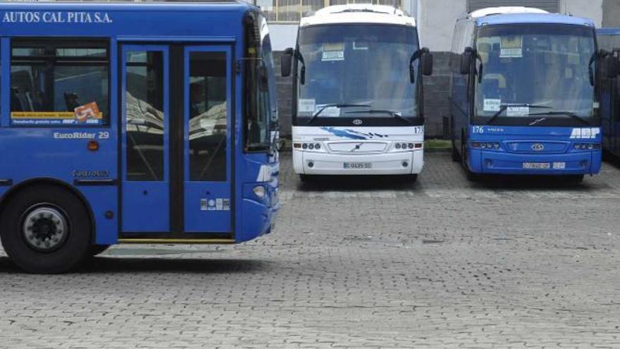 Varios autobuses del transporte metropolitano, aparcados en la estación. / eduardo vicente