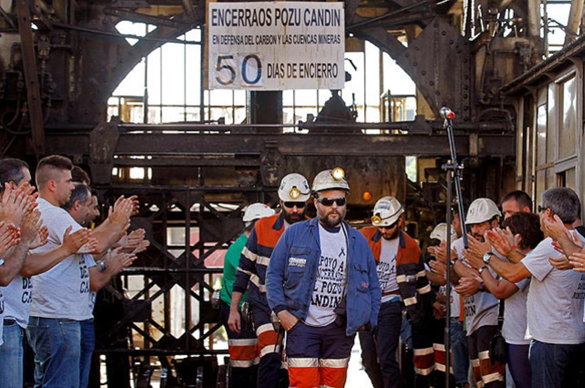 Els quatre miners tancats des de fa 50 dies al pou Candín, a Langreo (Astúries), surten de la mina enmig dels aplaudiments de centenars de persones.