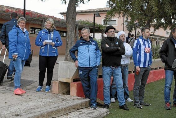 Hertha-Fans schauen beim Training zu.