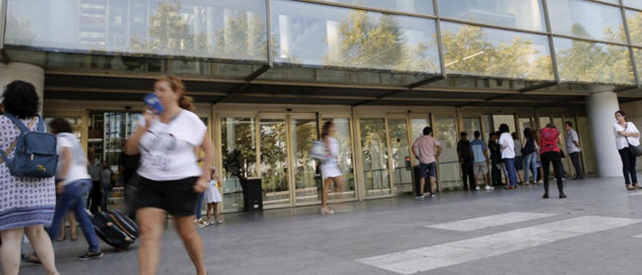 Acceso principal de la Ciudad de la Justicia de València. Foto: EFE